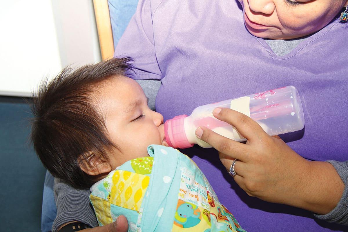 一位学生妈妈在SJC的哺乳室和家庭室里给她的孩子喂奶