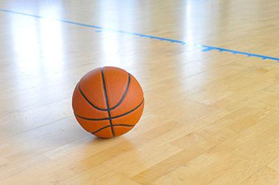 篮球场地板上的单个篮球