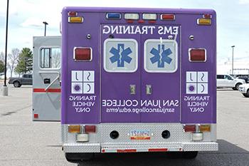 太阳集团娱乐场登陆网站紫色EMS训练车的后视图
