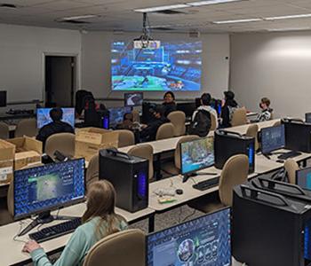 学生们在电脑室用大屏幕玩在线游戏